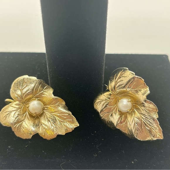 Sarah Coventry Vintage Gold Leaf Clip On Earrings. - Picture 2 of 8